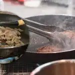 La carne non si attacca più alla padella: un trucco culinario che pochi conoscono La carne non si attacca più alla padella: un trucco