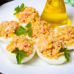 uova-ripiene-di-bastoncini-di-granchio-e-formaggio-ricetta-per.webp.webp